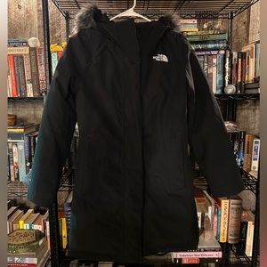 W’s The North Face Arctic Parka - TNF Black - Size Medium